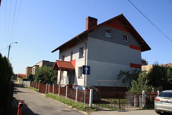 dom-w-orachpdla-nadbudowy-tego-domu-wykonalimy-projekt-kolorystyki-elewacji-oraz-wiaty-parkingowejp