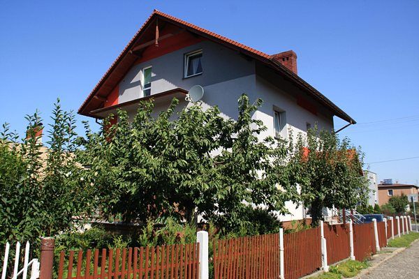 dom-w-orachpdla-nadbudowy-tego-domu-wykonalimy-projekt-kolorystyki-elewacji-oraz-wiaty-parkingowejp