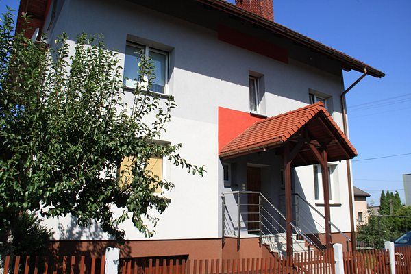 dom-w-orachpdla-nadbudowy-tego-domu-wykonalimy-projekt-kolorystyki-elewacji-oraz-wiaty-parkingowejp