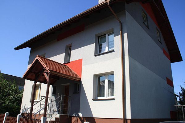 dom-w-orachpdla-nadbudowy-tego-domu-wykonalimy-projekt-kolorystyki-elewacji-oraz-wiaty-parkingowejp