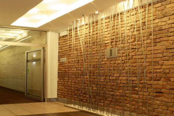 hotel-katowicepkorytarz-kompozycja-cegy-betonu-i-stalip