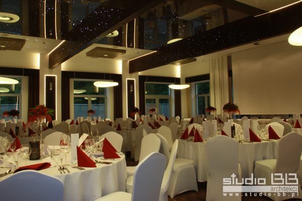 restauracja-diament-zabrze-pelegancka-sala-wielofunkcyjna-z-moliwoci-cakowitego-zaciemnienia-parkietem400-mkwp
