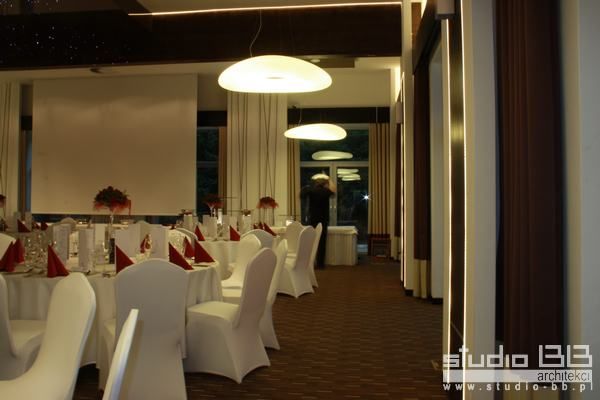 restauracja-diament-zabrze-pelegancka-sala-wielofunkcyjna-z-moliwoci-cakowitego-zaciemnienia-parkietem400-mkwp