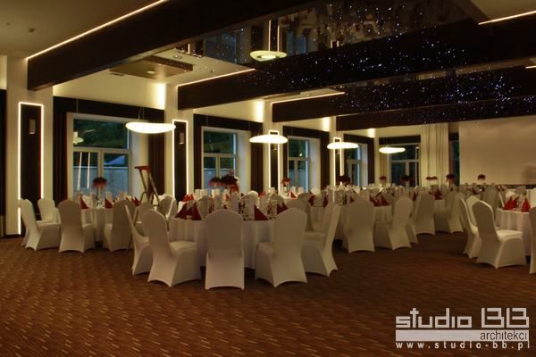 restauracja-diament-zabrze-pelegancka-sala-wielofunkcyjna-z-moliwoci-cakowitego-zaciemnienia-parkietem400-mkwp