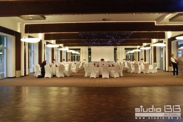 restauracja-diament-zabrze-pelegancka-sala-wielofunkcyjna-z-moliwoci-cakowitego-zaciemnienia-parkietem400-mkwp