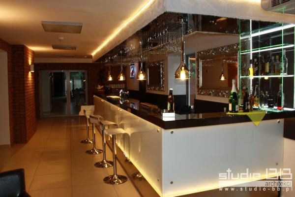 bar-diament-zabrzepfutro-nad-barem-oraz-lustra-nawizuj-do-stylu-glamourp