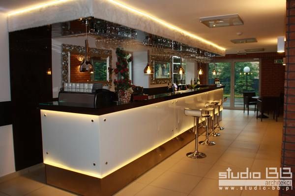 bar-diament-zabrzepfutro-nad-barem-oraz-lustra-nawizuj-do-stylu-glamourp