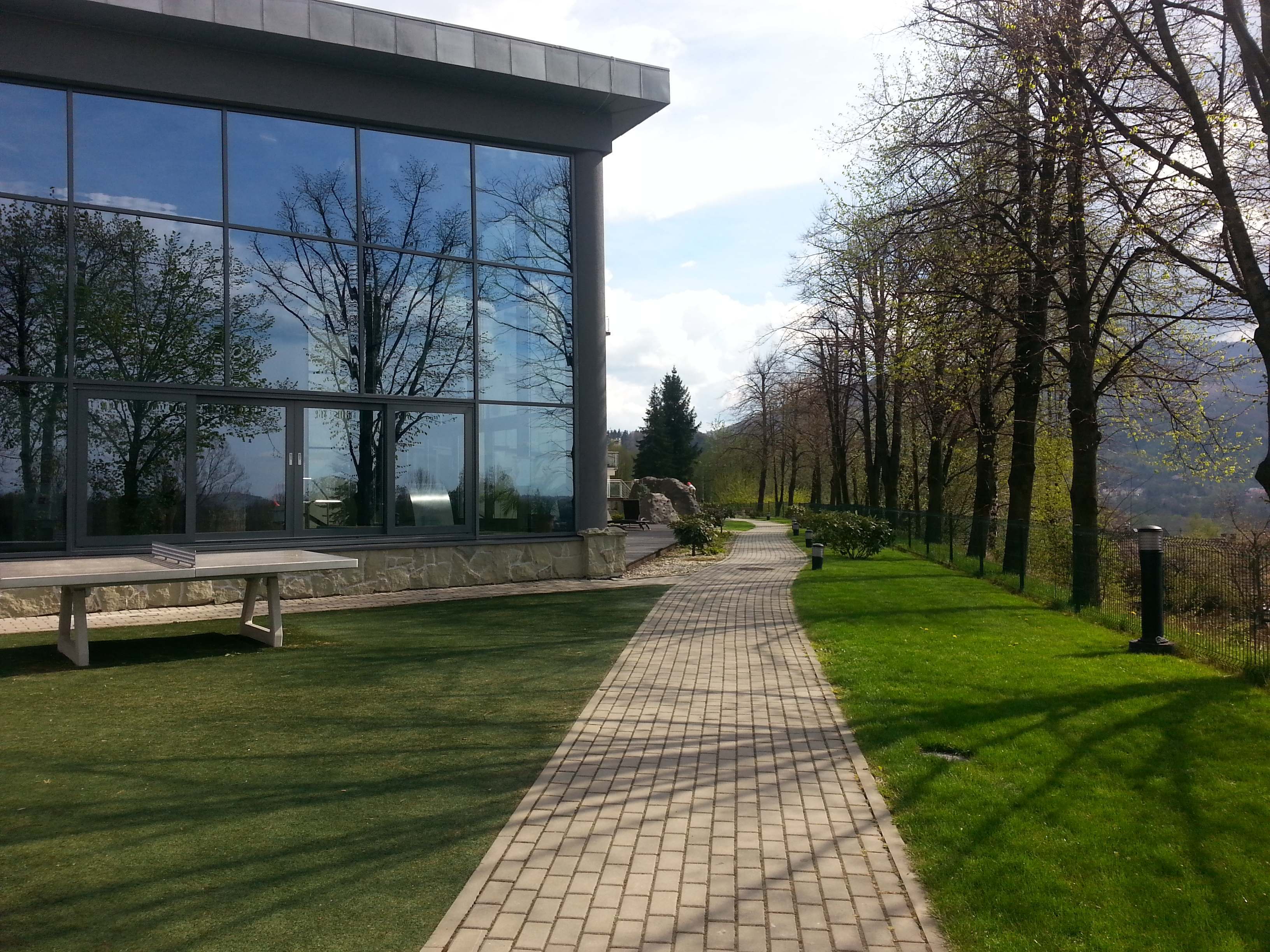 park-ustropzagospodarowanie-terenu-przy-hotelu-w-ustroniu-ciana-wspinaczkowa-grill-ziele-place-zabawp