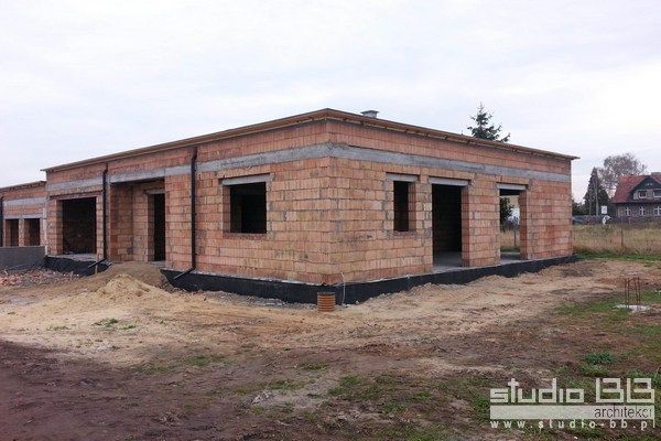 bliniak-bpgliwice-140m2-parterowy-wspczesny-minimalistyczny-z-drobnym-zielonym-akcentem-bluszczup