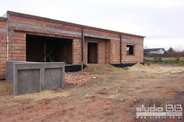bliniak-bpgliwice-140m2-parterowy-wspczesny-minimalistyczny-z-drobnym-zielonym-akcentem-bluszczup