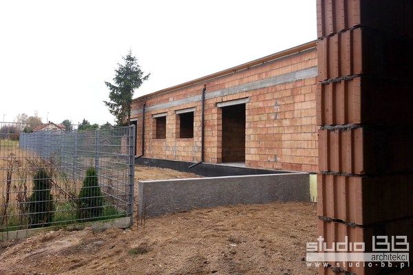 bliniak-bpgliwice-140m2-parterowy-wspczesny-minimalistyczny-z-drobnym-zielonym-akcentem-bluszczup