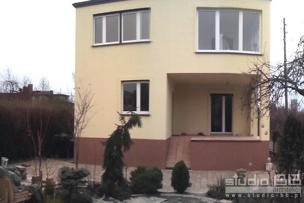 rozbudowa-domu-kostkipknurw-2013-powikszenie-domu-dodaje-taras-oraz-dwa-pokoje-ma-da-now-atrakcyjna-form-p
