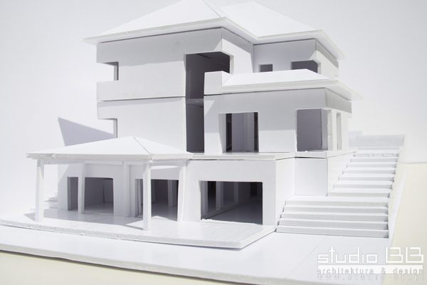 dom-na-skarpie-model