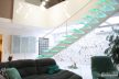 wntrze-ze-schodami-interior-with-glass-staircase