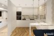 jasny-glamour-z-granatowym-akcentem